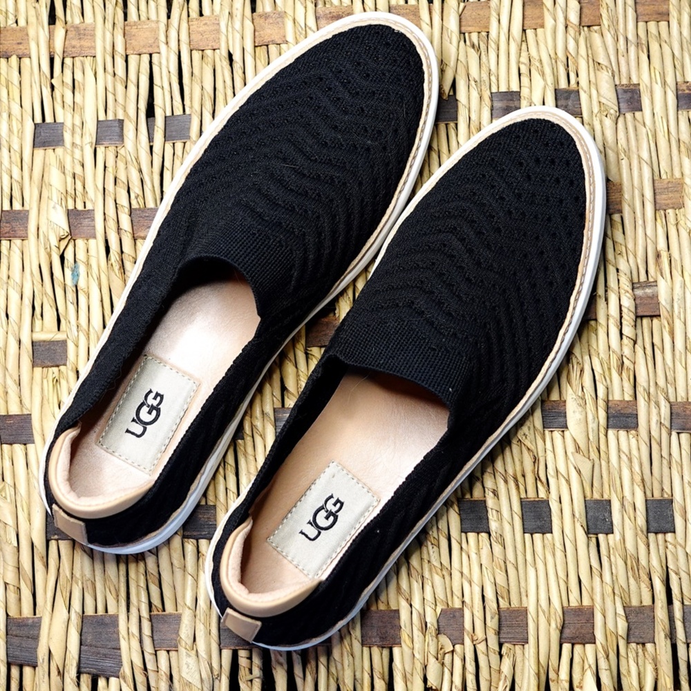LIQUIDATING UGG Women’s Samy Chevron Black Knit Sneaker